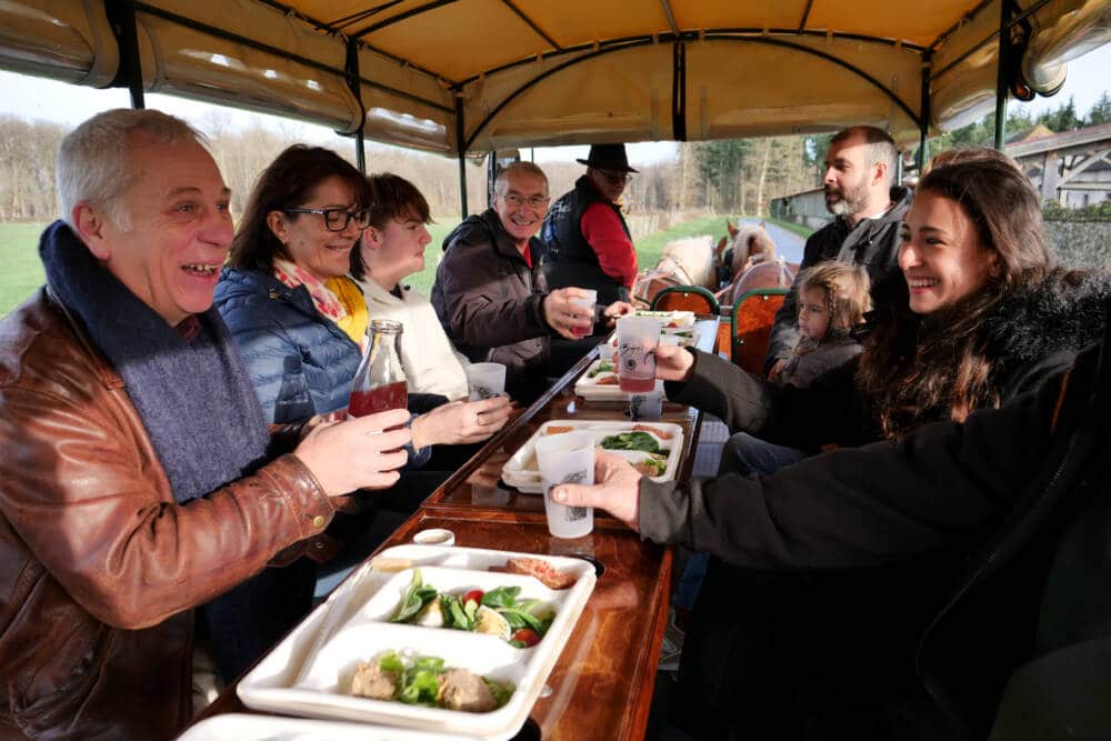 Lunch aan boord van een paardenkoets bij de Bergerie Nationale